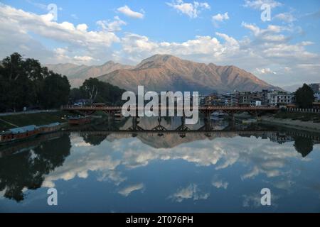 Oktober 2023, Srinagar Kashmir, Indien: Menschen gehen über eine Holzbrücke am Fluss Jhelum in Srinagar. Am 04,2023. Oktober in Srinagar Kaschmir, Indien Stockfoto