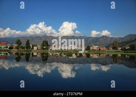 Oktober 2023, Srinagar Kashmir, Indien : Wohnhäuser spiegeln sich im Babdemb-See an einem sonnigen Tag in Srinagar. Am 04,2023. Oktober in Stockfoto