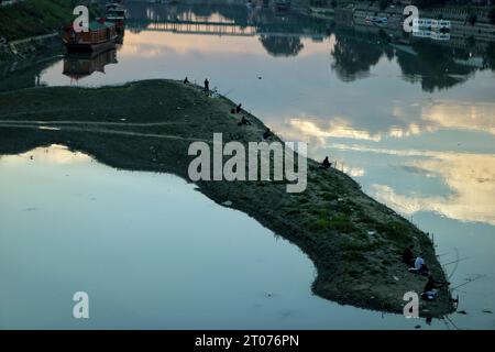 Oktober 2023, Srinagar Kashmir, Indien : Menschen, die im trockenen Teil des Flusses Jhelum in Srinagar fischen. Am 04,2023. Oktober in Srinagar Kaschmir, in Stockfoto