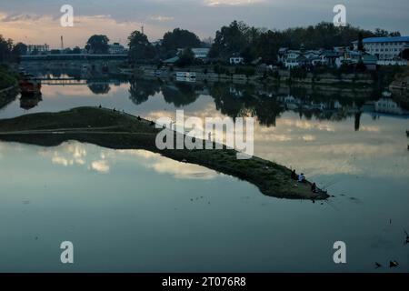 Oktober 2023, Srinagar Kashmir, Indien : Menschen, die im trockenen Teil des Flusses Jhelum in Srinagar fischen. Am 04,2023. Oktober in Srinagar Kaschmir, in Stockfoto