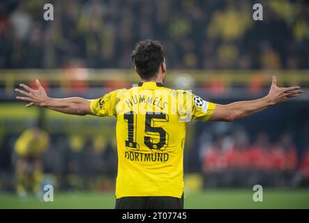 Dortmund, Deutschland. Oktober 2023. Fußball: Champions League, Borussia Dortmund - AC Mailand, Gruppenphase, Gruppe F, Spieltag 2, Signal Iduna Park. Dortmunder Mats Hummels Gesten. Quelle: Bernd Thissen/dpa/Alamy Live News Stockfoto