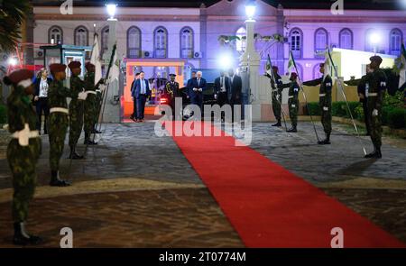 Praia, Kap Verde. Oktober 2023. Bundespräsident Frank-Walter Steinmeier kommt zu einem Staatsbankett, das der Präsident im Amtssitz des Präsidenten, dem Plateau Palace, veranstaltet. Präsident Steinmeier ist zu einem zweitägigen Staatsbesuch in der Republik Kap Verde (Cabo Verde). Quelle: Bernd von Jutrczenka/dpa/Alamy Live News Stockfoto