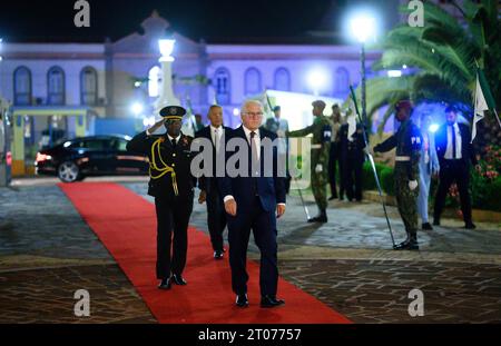 Praia, Kap Verde. Oktober 2023. Bundespräsident Frank-Walter Steinmeier kommt zu einem Staatsbankett, das der Präsident im Amtssitz des Präsidenten, dem Plateau Palace, veranstaltet. Präsident Steinmeier ist zu einem zweitägigen Staatsbesuch in der Republik Kap Verde (Cabo Verde). Quelle: Bernd von Jutrczenka/dpa/Alamy Live News Stockfoto