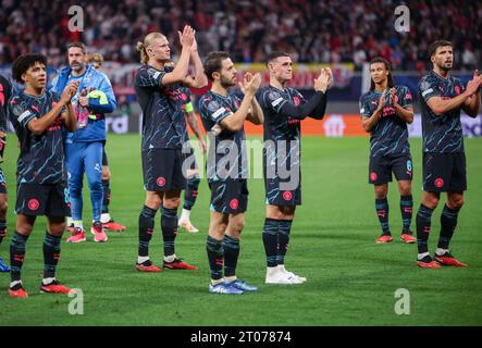 Leipzig, Deutschland. Oktober 2023. Fußball: Champions League, Spieltag 2, Gruppe G, RB Leipzig - Manchester City in der Red Bull Arena. Die Spieler von Manchester danken den Fans. Quelle: Jan Woitas/dpa/Alamy Live News Stockfoto