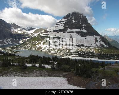 Herrlicher Blick auf einen schneebedeckten Mount Bearhat und Hidden Lake im Logan Pass Bereich des Glacier National Park. Stockfoto