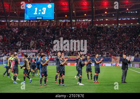 Leipzig, Deutschland. Oktober 2023. Fußball: Champions League, Spieltag 2, Gruppe G, RB Leipzig - Manchester City in der Red Bull Arena. Die Spieler von Manchester danken den Fans. Quelle: Jan Woitas/dpa/Alamy Live News Stockfoto