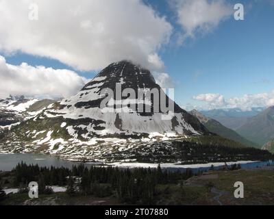 Herrlicher Blick auf einen schneebedeckten Mount Bearhat und Hidden Lake im Logan Pass Bereich des Glacier National Park. Stockfoto