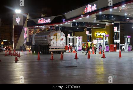 Kairo, Ägypten, September 30 2023: Chillout-Benzin- und Tankstelle, ein großer Tankwagen betankt die Tankstelle und betankt die Tanker des STAT Stockfoto
