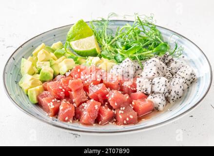 Portion hawaiianischer Poke mit Thunfisch, pitaya und Avocado Stockfoto