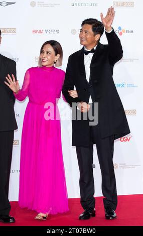 Busan, Südkorea. Oktober 2022. Der chinesische Schauspieler Chow Yun-FAT kommt am 4. Oktober 2023 im Busan Cinema Center in Busan, südlich von Seoul, Südkorea, bei der Eröffnungszeremonie des 28. Busan International Film Festivals. (Foto: Lee Young-HO/SIPA USA) Credit: SIPA USA/Alamy Live News Stockfoto