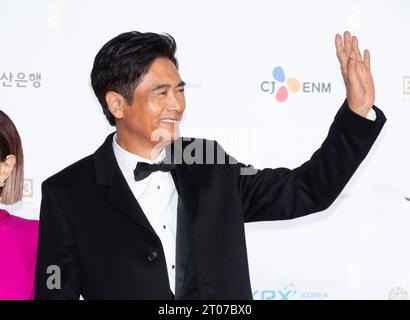 Busan, Südkorea. Oktober 2022. Der chinesische Schauspieler Chow Yun-FAT kommt am 4. Oktober 2023 im Busan Cinema Center in Busan, südlich von Seoul, Südkorea, bei der Eröffnungszeremonie des 28. Busan International Film Festivals. (Foto: Lee Young-HO/SIPA USA) Credit: SIPA USA/Alamy Live News Stockfoto