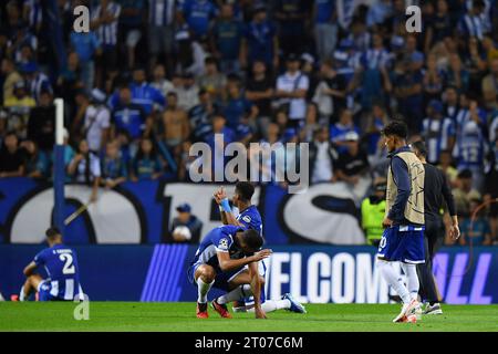 Porto, Portugal. Oktober 2023. Dragao Stadion, Champions League 2023/2024, FC Porto gegen FC Barcelona; Spieler des FC Porto beklagten sich nach dem Spiel der Gruppe H der UEFA Champions League 2023/2024 zwischen dem FC Porto und dem FC Barcelona im Dragao Stadion in Porto am 4. Oktober. Foto: Daniel Castro/DiaEsportivo/Alamy Live News Credit: DiaEsportivo/Alamy Live News Stockfoto