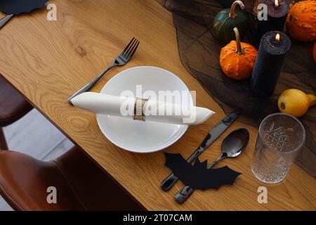 Wunderschöne Tischdekoration mit gefalteter Serviette für Halloween-Party Stockfoto