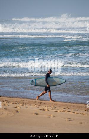 Surfer, der ins Wasser geht. Das Quiksilver Festival wurde in Capbreton, Hossegor und Seignosse gefeiert, bei dem 20 der besten Surfer der Welt handpicken Stockfoto