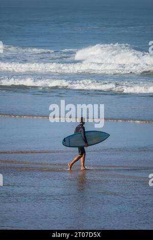 Surfer, der ins Wasser geht. Das Quiksilver Festival wurde in Capbreton, Hossegor und Seignosse gefeiert, bei dem 20 der besten Surfer der Welt handpicken Stockfoto