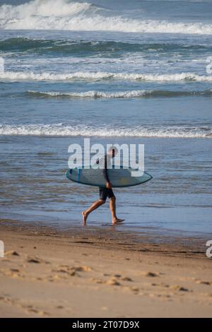 Surfer, der ins Wasser geht. Das Quiksilver Festival wurde in Capbreton, Hossegor und Seignosse gefeiert, bei dem 20 der besten Surfer der Welt handpicken Stockfoto