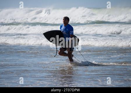 Marc Lacomare, französischer Surfer, während des Quiksilver Festivals, das in Capbreton, Hossegor und Seignosse gefeiert wird, mit 20 der besten Surfer der Welt Stockfoto