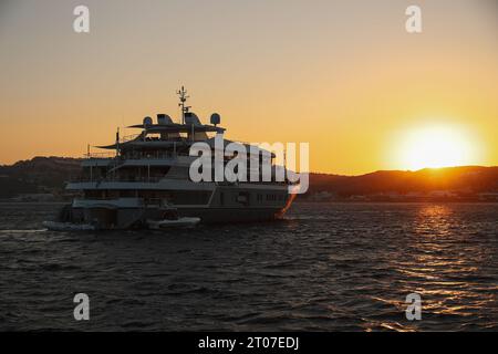 Yacht ankerte im Hafen von Kefalos während des Sonnenuntergangs in Kos, Griechenland Stockfoto