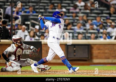 Der New York Mets Center Fielder Brandon Nimmo (9) trifft im fünften Inning während eines regulären Saisonspiels zwischen den Arizona Diamondbacks und New ein Doppelspiel Stockfoto