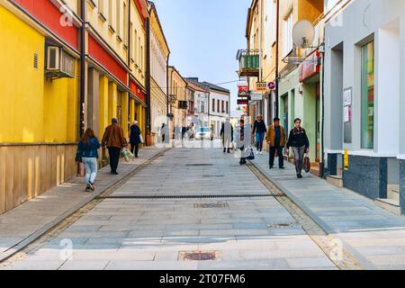 Gorlica, Polen - 2. Mai 2022: Fragment einer schönen Straße in der Altstadt. Stockfoto