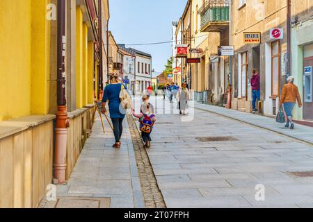 Gorlica, Polen - 2. Mai 2022: Fragment einer schönen Straße in der Altstadt. Stockfoto