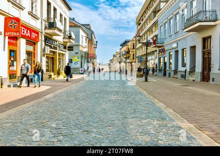 Gorlica, Polen - 2. Mai 2022: Fragment einer schönen Straße in der Altstadt. Stockfoto