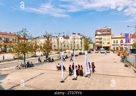 Gorlica, Polen - 2. Mai 2022: Fragment des Marktplatzes - der Hauptplatz der Stadt. Stockfoto