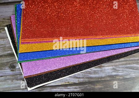 Glitzernde bunte Eva-Schaumstoffblätter, farbige Pappe