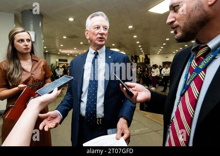 Washington, Usa. Oktober 2023. US-Senator Tommy Tuberville (R-AL) spricht mit Reportern in der Nähe der U-Bahn im US-Kapitol. Quelle: SOPA Images Limited/Alamy Live News Stockfoto