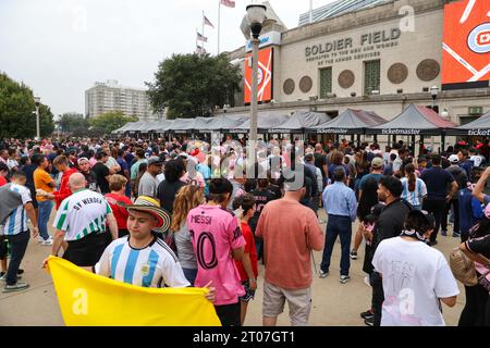 Chicago, USA. Oktober 2023. Chicago, USA, 4. Oktober 2023: Allgemeine Ansicht außerhalb des Stadions vor dem Spiel zwischen Chicago Fire FC und Inter Miami CF am Mittwoch, 4. Oktober 2023 im Soldier Field, Chicago, USA. (KEINE KOMMERZIELLE NUTZUNG) (Shaina Benhiyoun/SPP) Guthaben: SPP Sport Pressefoto. /Alamy Live News Stockfoto