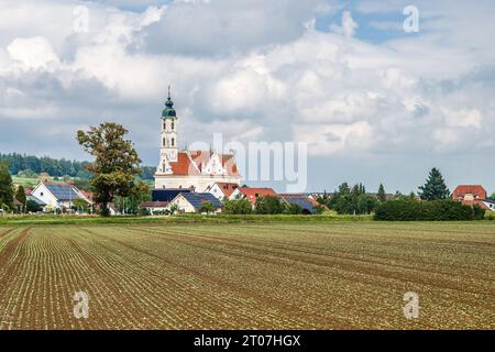 Blick zur Wallfahrtskirche unter Lieben Frau und Pfarrkirche St. Peter und Paul in Steinhausen, Baden-Württemberg, Deutschland. Wallfahrtskirche Steinhausen *** Blick auf die Wallfahrtskirche unserer Lieben Frau und Pfarrkirche St. Peter und Paul in Steinhausen, Baden Württemberg, Deutschland Wallfahrtskirche Steinhausen Credit: Imago/Alamy Live News Stockfoto