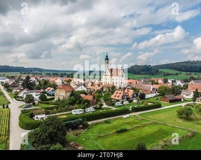 Blick zur Wallfahrtskirche unter Lieben Frau und Pfarrkirche St. Peter und Paul in Steinhausen, Baden-Württemberg, Deutschland. Wallfahrtskirche Steinhausen *** Blick auf die Wallfahrtskirche unserer Lieben Frau und Pfarrkirche St. Peter und Paul in Steinhausen, Baden Württemberg, Deutschland Wallfahrtskirche Steinhausen Credit: Imago/Alamy Live News Stockfoto