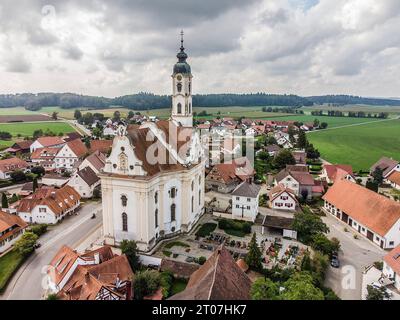 Blick zur Wallfahrtskirche unter Lieben Frau und Pfarrkirche St. Peter und Paul in Steinhausen, Baden-Württemberg, Deutschland. Wallfahrtskirche Steinhausen *** Blick auf die Wallfahrtskirche unserer Lieben Frau und Pfarrkirche St. Peter und Paul in Steinhausen, Baden Württemberg, Deutschland Wallfahrtskirche Steinhausen Credit: Imago/Alamy Live News Stockfoto