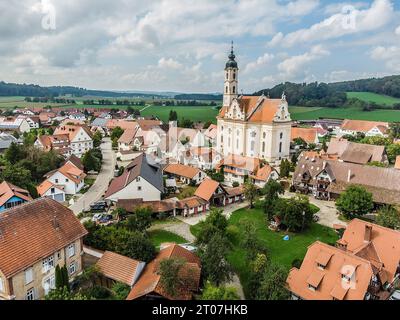 Blick zur Wallfahrtskirche unter Lieben Frau und Pfarrkirche St. Peter und Paul in Steinhausen, Baden-Württemberg, Deutschland. Wallfahrtskirche Steinhausen *** Blick auf die Wallfahrtskirche unserer Lieben Frau und Pfarrkirche St. Peter und Paul in Steinhausen, Baden Württemberg, Deutschland Wallfahrtskirche Steinhausen Credit: Imago/Alamy Live News Stockfoto