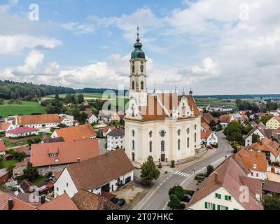 Blick zur Wallfahrtskirche unter Lieben Frau und Pfarrkirche St. Peter und Paul in Steinhausen, Baden-Württemberg, Deutschland. Wallfahrtskirche Steinhausen *** Blick auf die Wallfahrtskirche unserer Lieben Frau und Pfarrkirche St. Peter und Paul in Steinhausen, Baden Württemberg, Deutschland Wallfahrtskirche Steinhausen Credit: Imago/Alamy Live News Stockfoto