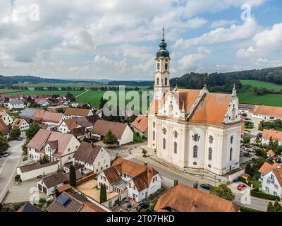 Blick zur Wallfahrtskirche unter Lieben Frau und Pfarrkirche St. Peter und Paul in Steinhausen, Baden-Württemberg, Deutschland. Wallfahrtskirche Steinhausen *** Blick auf die Wallfahrtskirche unserer Lieben Frau und Pfarrkirche St. Peter und Paul in Steinhausen, Baden Württemberg, Deutschland Wallfahrtskirche Steinhausen Credit: Imago/Alamy Live News Stockfoto