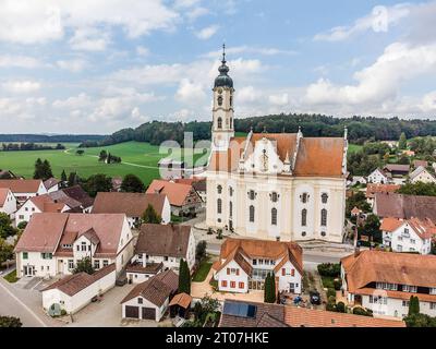 Blick zur Wallfahrtskirche unter Lieben Frau und Pfarrkirche St. Peter und Paul in Steinhausen, Baden-Württemberg, Deutschland. Wallfahrtskirche Steinhausen *** Blick auf die Wallfahrtskirche unserer Lieben Frau und Pfarrkirche St. Peter und Paul in Steinhausen, Baden Württemberg, Deutschland Wallfahrtskirche Steinhausen Credit: Imago/Alamy Live News Stockfoto