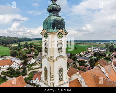 Blick zur Wallfahrtskirche unter Lieben Frau und Pfarrkirche St. Peter und Paul in Steinhausen, Baden-Württemberg, Deutschland. Wallfahrtskirche Steinhausen *** Blick auf die Wallfahrtskirche unserer Lieben Frau und Pfarrkirche St. Peter und Paul in Steinhausen, Baden Württemberg, Deutschland Wallfahrtskirche Steinhausen Credit: Imago/Alamy Live News Stockfoto