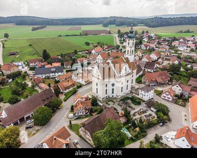 Blick zur Wallfahrtskirche unter Lieben Frau und Pfarrkirche St. Peter und Paul in Steinhausen, Baden-Württemberg, Deutschland. Wallfahrtskirche Steinhausen *** Blick auf die Wallfahrtskirche unserer Lieben Frau und Pfarrkirche St. Peter und Paul in Steinhausen, Baden Württemberg, Deutschland Wallfahrtskirche Steinhausen Credit: Imago/Alamy Live News Stockfoto