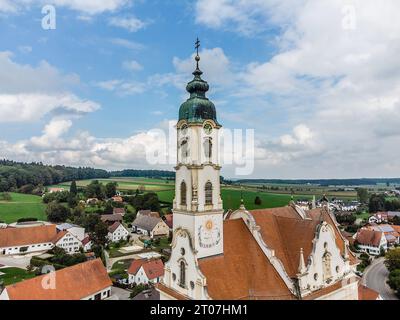 Blick zur Wallfahrtskirche unter Lieben Frau und Pfarrkirche St. Peter und Paul in Steinhausen, Baden-Württemberg, Deutschland. Wallfahrtskirche Steinhausen *** Blick auf die Wallfahrtskirche unserer Lieben Frau und Pfarrkirche St. Peter und Paul in Steinhausen, Baden Württemberg, Deutschland Wallfahrtskirche Steinhausen Credit: Imago/Alamy Live News Stockfoto