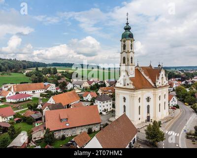 Blick zur Wallfahrtskirche unter Lieben Frau und Pfarrkirche St. Peter und Paul in Steinhausen, Baden-Württemberg, Deutschland. Wallfahrtskirche Steinhausen *** Blick auf die Wallfahrtskirche unserer Lieben Frau und Pfarrkirche St. Peter und Paul in Steinhausen, Baden Württemberg, Deutschland Wallfahrtskirche Steinhausen Credit: Imago/Alamy Live News Stockfoto