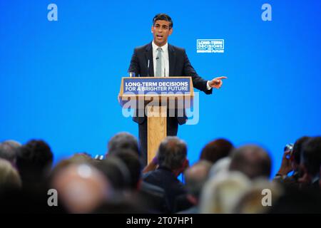 Manchester, Großbritannien. Oktober 2023. Der britische Premierminister Rishi Sunak hält am 4. Oktober 2023 auf der Jahreskonferenz der Konservativen Partei in Manchester eine Hauptredner. Der britische Premierminister Rishi Sunak hat am Mittwoch gelobt, eine "hellere Zukunft" für das Land aufzubauen, als er den nördlichen Teil des Vorzeigeprojekts HS2 ablegte und eine Reihe neuer Maßnahmen einführte, um die Unterstützung der regierenden Konservativen Partei als nächster General zu stärken die Wahl nähert sich. Quelle: Xinhua/Alamy Live News Stockfoto