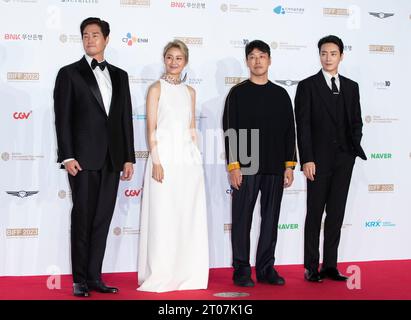 Busan, Südkorea. Oktober 2022. (L bis R) der südkoreanische Schauspieler Yoo Ji-Tae, Kim so-jin, Choi Jeong-Yeol, Lee Joon-yeol, kommt am 4. Oktober 2023 im Busan Cinema Center in Busan, Süd-Seoul, Südkorea, bei der Eröffnungszeremonie des roten Teppichs. (Foto: Lee Young-HO/SIPA USA) Credit: SIPA USA/Alamy Live News Stockfoto