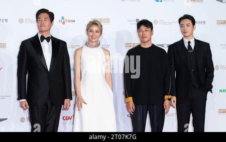 Busan, Südkorea. Oktober 2022. (L bis R) der südkoreanische Schauspieler Yoo Ji-Tae, Kim so-jin, Choi Jeong-Yeol, Lee Joon-yeol, kommt am 4. Oktober 2023 im Busan Cinema Center in Busan, Süd-Seoul, Südkorea, bei der Eröffnungszeremonie des roten Teppichs. (Foto: Lee Young-HO/SIPA USA) Credit: SIPA USA/Alamy Live News Stockfoto