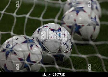 Newcastle upon Tyne, Großbritannien. Oktober 2023. Spiele die Bälle für das UEFA Champions League-Spiel in St. James' Park, Newcastle Upon Tyne. Der Bildnachweis sollte lauten: Nigel Roddis/Sportimage Credit: Sportimage Ltd/Alamy Live News Stockfoto