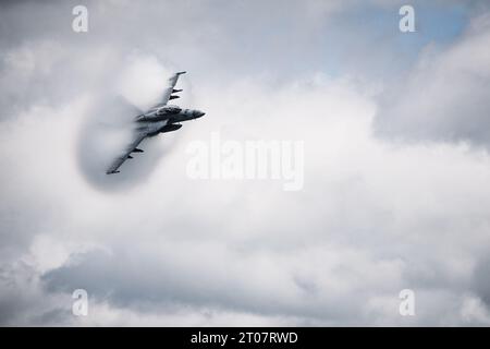 Atlantik. September 2023. Eine F/A-18F Super Hornet, die an der Strike Fighter Squadron (VFA-103) befestigt ist, nähert sich dem Flugzeugträger der Nimitz-Klasse USS George Washington (CVN 73) während des Friends and Family Day im Atlantischen Ozean am 24. September 2023. George Washington wird in der Marinestation Norfolk in der Phase der Inspektion und Vermessung stationiert, eine umfassende Bewertung des materiellen Zustands des Schiffes, um sicherzustellen, dass es vollständig auf den Seeverkehr vorbereitet ist. (Kreditbild: © August Clawson/USA Navy/ZUMA Press Wire) NUR FÜR REDAKTIONELLE ZWECKE! Nicht für kommerzielle ZWECKE! Stockfoto