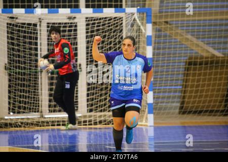 Oviedo, Asturien, Spanien. Oktober 2023. Oviedo, Spanien, 4. Oktober 2023: Lobas Global ATAC Oviedo Spieler Aida Palicio (2) feiert am 4. Oktober 2023 im Florida Arena Municipal Sports Center in Oviedo, Spanien, ein Tor während des 5. Spieltages der Liga Guerreras Iberdrola 2023-24 zwischen Lobas Global ATAC Oviedo und Costa del Sol Malaga. (Kreditbild: © Alberto Brevers/Pacific Press via ZUMA Press Wire) NUR REDAKTIONELLE VERWENDUNG! Nicht für kommerzielle ZWECKE! Stockfoto