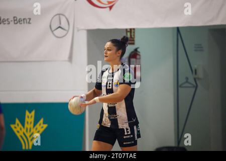 Oviedo, Asturien, Spanien. Oktober 2023. Oviedo, Spanien, 4. Oktober 2023: Costa del Sol Malaga-Spielerin Elena Cuadrado (13) mit dem Ball während des 5. Spieltages der Liga Guerreras Iberdrola 2023-24 zwischen Lobas Global ATAC Oviedo und Costa del Sol Malaga am 4. Oktober 2023 im Florida Arena Municipal Sports Center in Oviedo, Spanien. (Kreditbild: © Alberto Brevers/Pacific Press via ZUMA Press Wire) NUR REDAKTIONELLE VERWENDUNG! Nicht für kommerzielle ZWECKE! Stockfoto