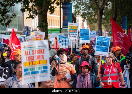 London, Großbritannien. Oktober 2023. Die Demonstranten halten Plakate, die ihre Meinung während des marsches vor dem Royal London Hospital zum Ausdruck bringen. Zum zweiten Mal fordern sowohl Berater als auch Juniorarzt Lohnerhöhungen und streiken landesweit zusammen in Großbritannien. The Unite die Gewerkschaft organisierte einen kurzen solidaritätsmarsch mit anderen Gewerkschaften wie BMA, PCS, UNISON, RMT für den letzten Streiktag rund um das Royal London Hospital in London, Großbritannien. Quelle: SOPA Images Limited/Alamy Live News Stockfoto