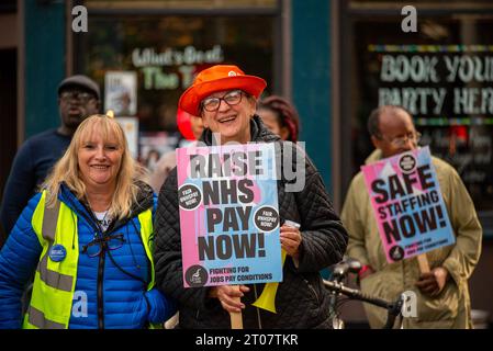 London, Großbritannien. Oktober 2023. Die Demonstranten halten Plakate, die ihre Meinung während des marsches vor dem Royal London Hospital zum Ausdruck bringen. Zum zweiten Mal fordern sowohl Berater als auch Juniorarzt Lohnerhöhungen und streiken landesweit zusammen in Großbritannien. The Unite die Gewerkschaft organisierte einen kurzen solidaritätsmarsch mit anderen Gewerkschaften wie BMA, PCS, UNISON, RMT für den letzten Streiktag rund um das Royal London Hospital in London, Großbritannien. Quelle: SOPA Images Limited/Alamy Live News Stockfoto